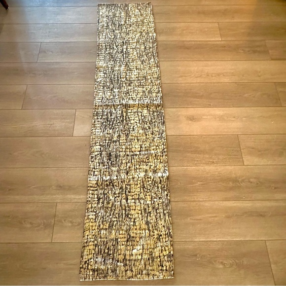 SARO LIFESTYLE Kantuta Collection Foil Print Table Runner Animal Print - Picture 6 of 11